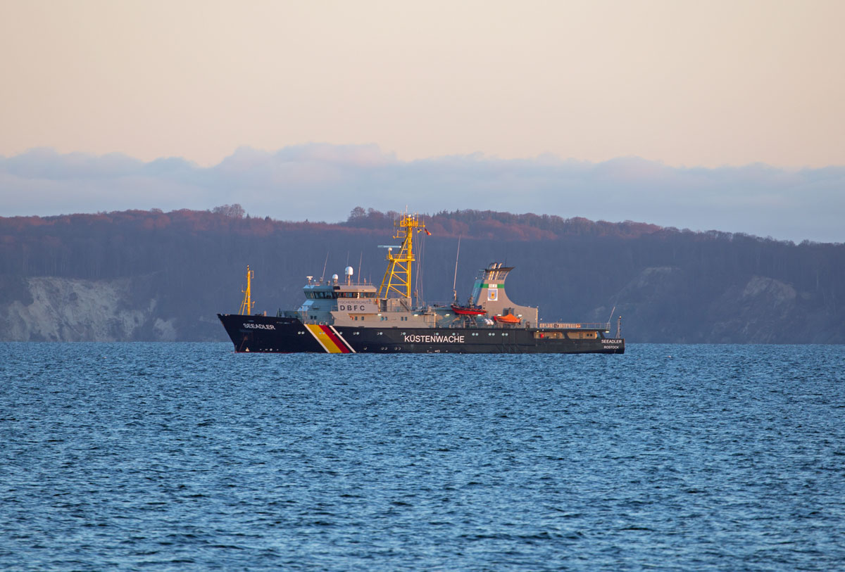 Die SEEADLER (IMO 9191541) des Fischereischutzes liegt vor Rügen. - 26.02.2022