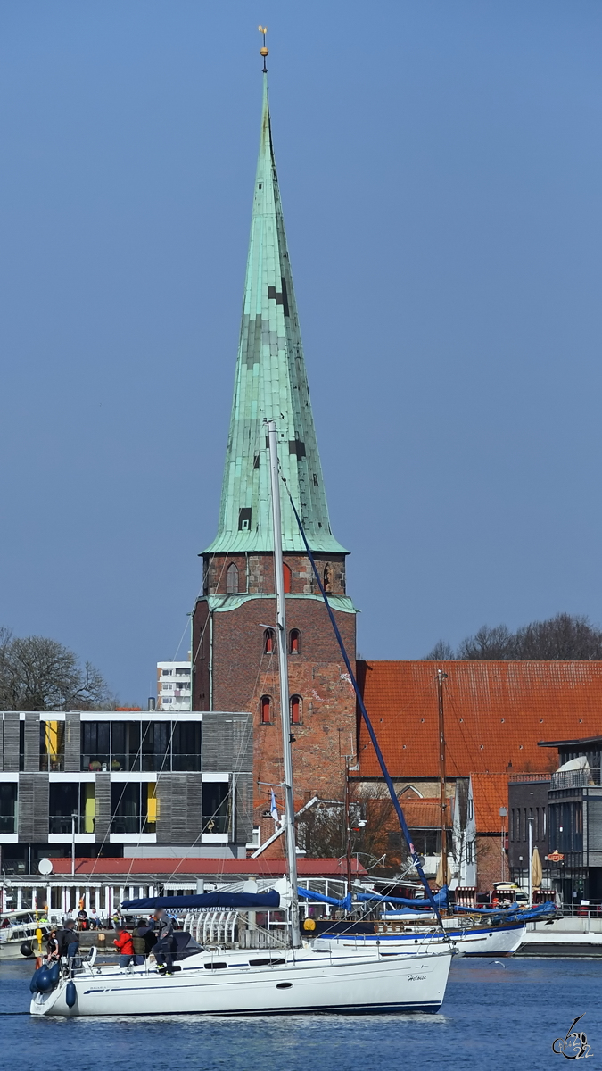 Die Segelyacht  HELOISE  ist auf der Trave unterwegs. (Travemünde, März 2022)