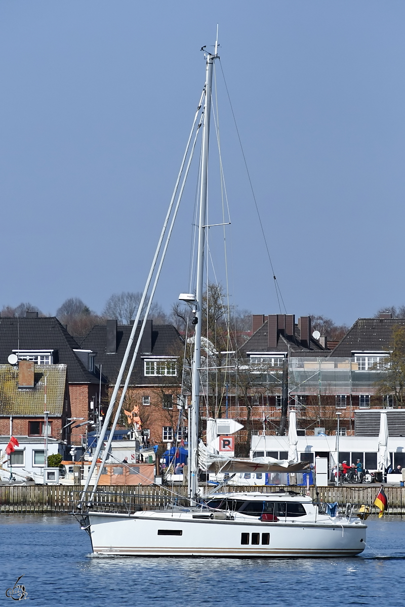 Die Segelyacht  HELOISE  ist auf der Trave unterwegs. (Travemünde, März 2022)