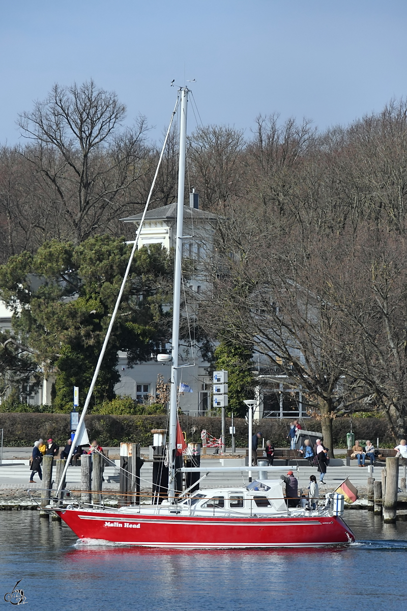 Die Segelyacht  Malin Head  ist auf der Trave unterwegs. (Travemünde, März 2022)