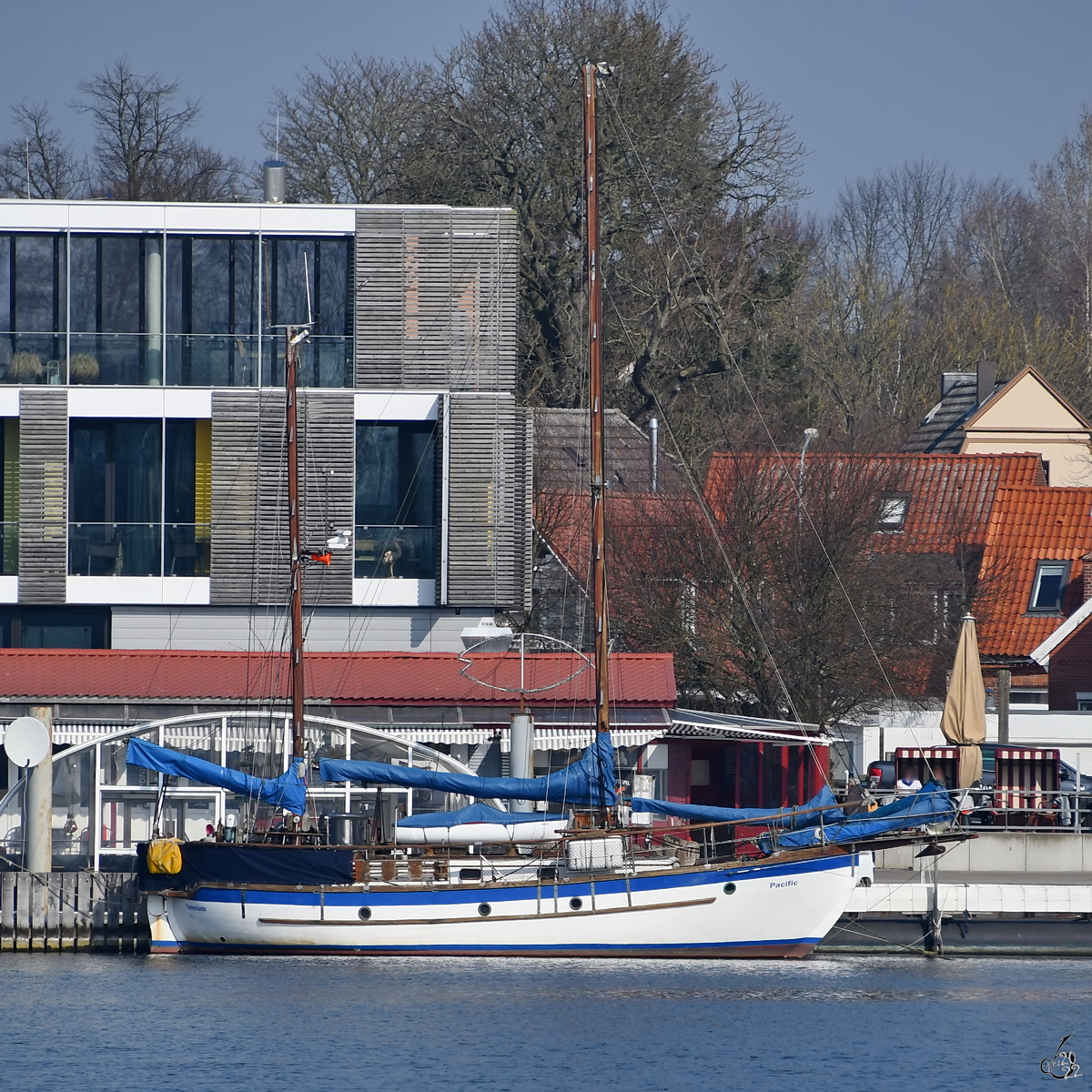 Die Segelyacht PACIFIC pausiert im Hafen von Travemünde. (März 2022)