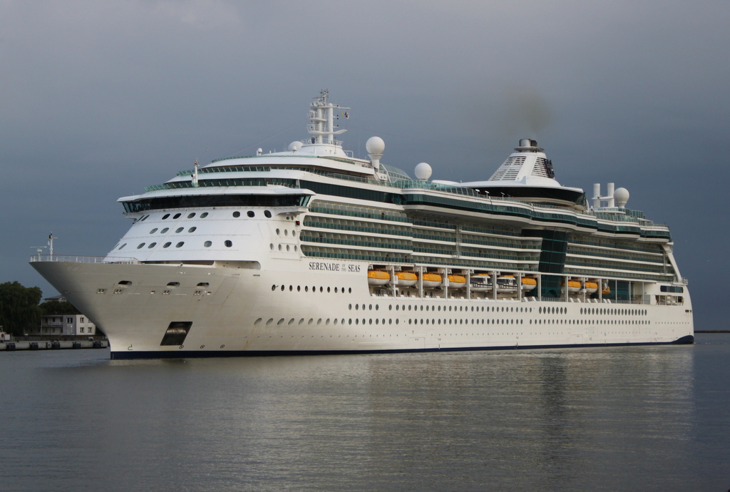 Die Serenade of the Seas der Reederei Royal Caribbean Cruises auf ihrem Seeweg von Aarhus nach Helsinki beim Einlaufen gegen 06:45 Uhr  in Warnemünde.16.06.2018