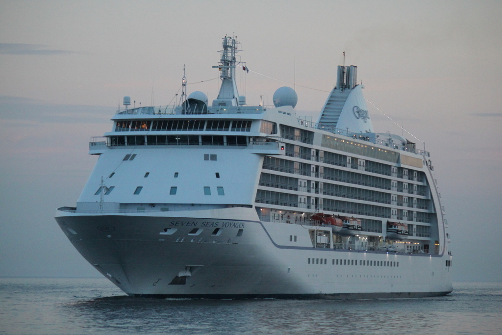 Die Seven Seas Voyager auf ihrem Weg von Klaipeda nach Kopenhagen beim Einlaufen um 04:50 Uhr in Warnemnde.05.07.2015
