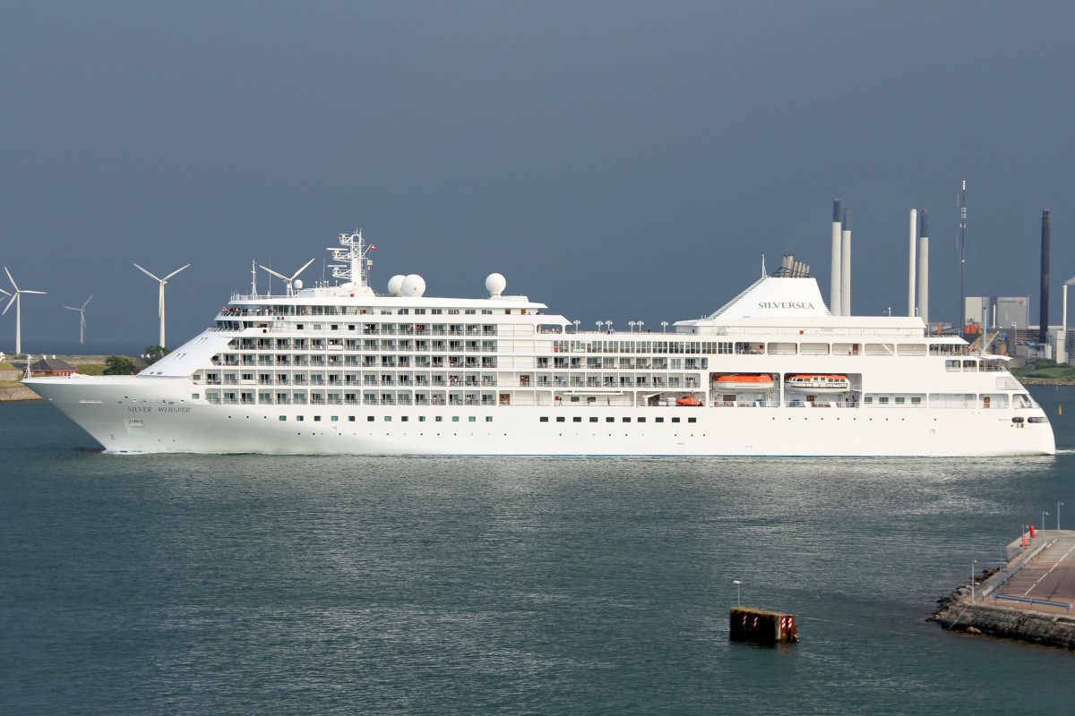 Die Silver Whisper am 2.7.2011 beim Auslaufen in Kopenhagen. IMO: 9192179. Das 2001 gebaute Schiff hat eine Länge von 186 meter und fasst 388 Passagiere.