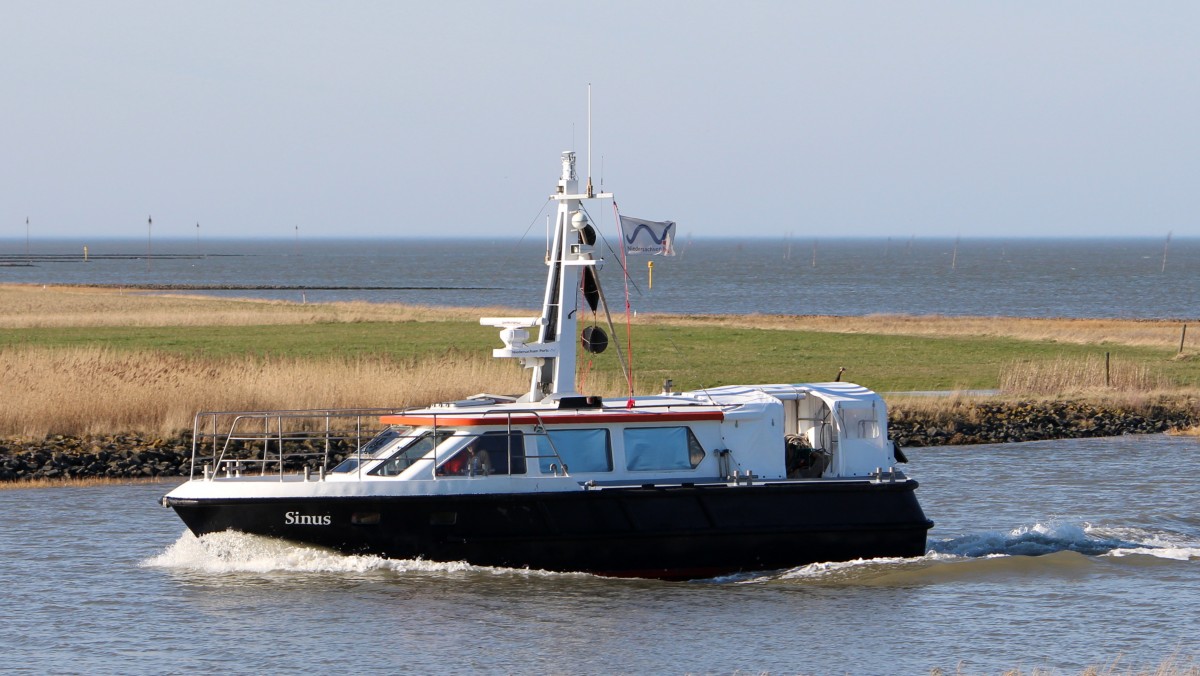 Die Sinus am 20.03.2014 bei der Einfahrt in den Hafen von Fedderwardersiel.
