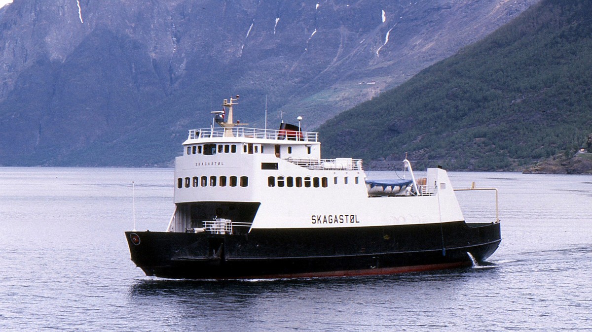 Die Skagastol im Mai 1988 vor dem Hafen von Flam. Sie ist 45m lang und 11m breit.