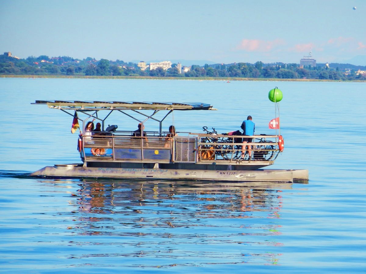 Die Solarfähre INSEL REICHENAU, Baujahr 2005, pendelt zwischen der Insel Reichenau und dem Ort Mannenbach in der Schweiz - 03.09.2013