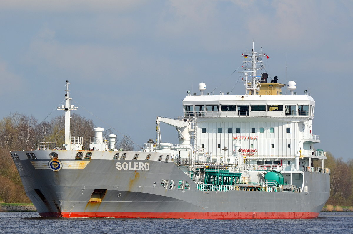 Die Solero IMO-Nummer:9428085 Flagge:Schweden Länge:150.0m Breite:24.0m Baujahr:2009 Bauwerft:Soli Shipyard,Gölcük Türkei bei Fischerhütte im Nord-Ostsee-Kanal am 02.04.17