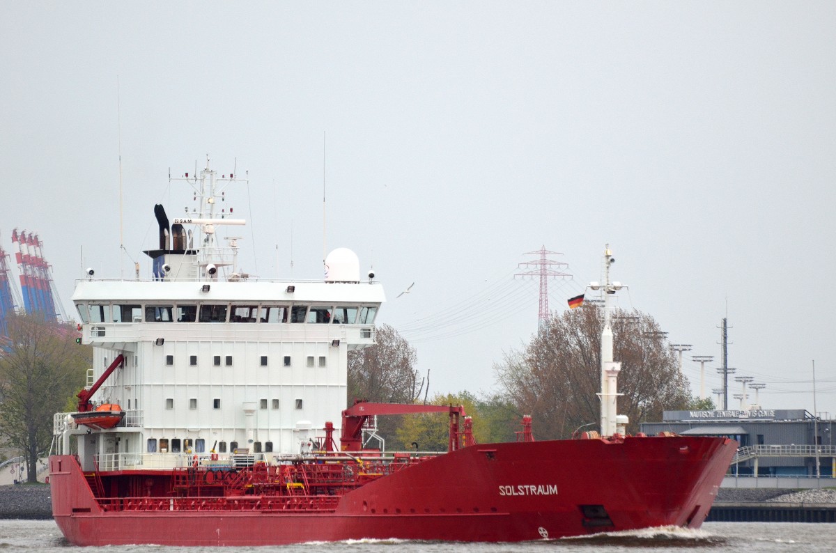 Die Solstraum IMO-Nummer:8913708 Flagge:Norwegen Länge:101.0m Breite:18.0m Baujahr:1990 Bauwerft:Aukra Industrier,Aukra Norwegen aufgenommen am 03.05.15 bei Hamburg Teufelsbrück.