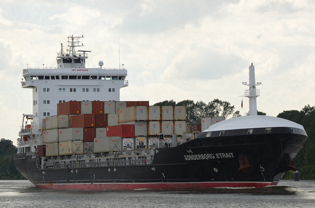 Die Sonderborg Strait IMO-Nummer:9454242 Flagge:Antigua und Barbuda Länge:158.0m Breite:23.0m Baujahr:2012 Bauwerft:Wujiazui Shipbuilding,Nanjing China bei Fischerhütte im Nord-Ostsee-Kanal aufgenommen am 06.07.14