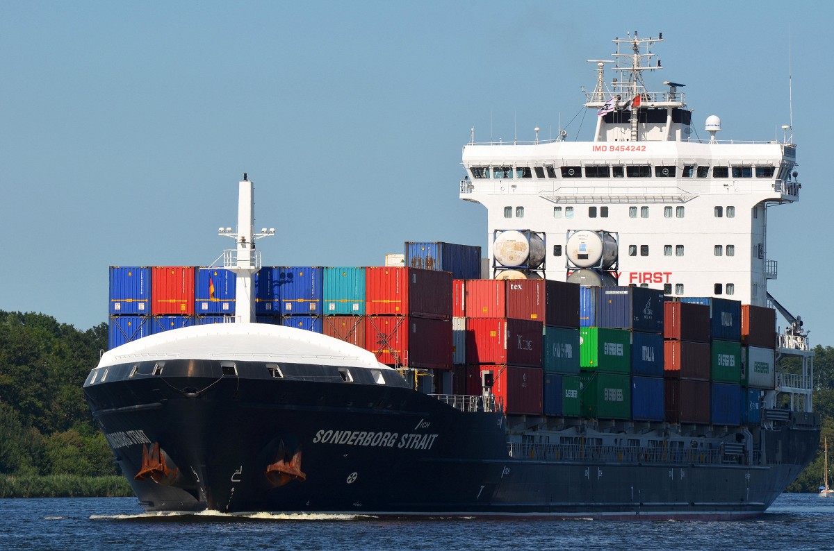 Die Sonderborg Strait IMO-Nummer:9454242 Flagge:Antigua und Barbuda Länge:158.0m Breite:23.0m Baujahr:2012 Bauwerft:Wujiazui Shipbuilding,Nanjing China passiert Rade im Nord-Ostsee-Kanal am 09.08.15