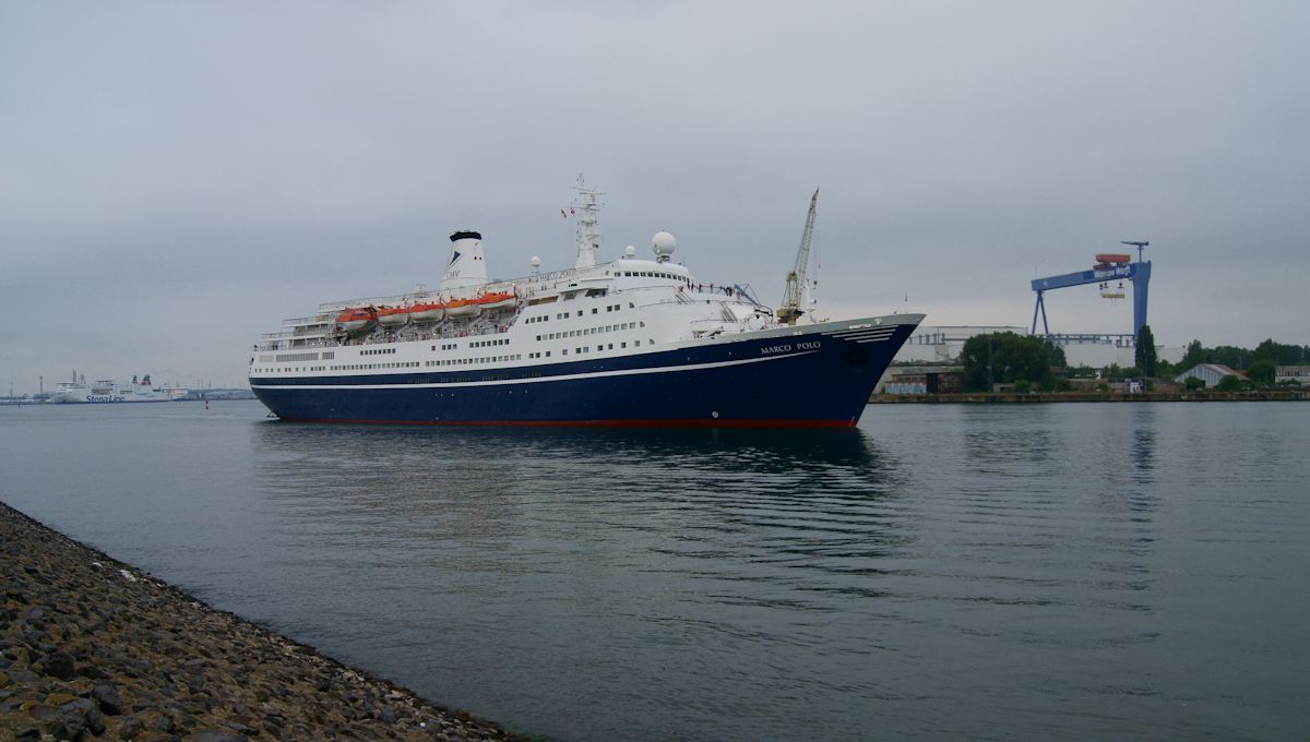 Die Sonnen hat noch einmal die Decke über den Kopf gezogen als die von Kopenhagen kommende Marco Polo am Morgen des 26.05.2016 in Warnemünde bereits gedreht hat.