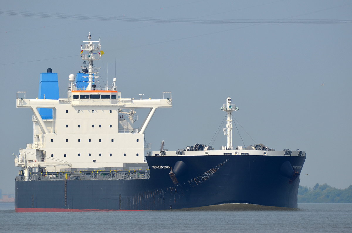 Die Southern Hawk IMO-Nummer:9858527 Flagge:Singapur Länge:229.0m Breite:32.0m Baujahr:2019 Bauwerft:Maizuru Shipyard,Maizuru Japanam 28.08.19 nach Hamburg einlaufend bei Lühe aufgenommen.