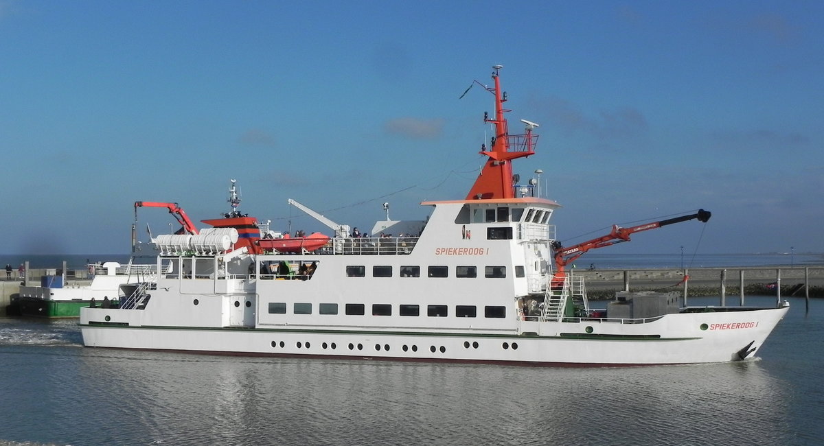 Die SPIEKEROOG I, IMO 8016897, neben der Spiekeroog II und der Spiekeroog IV eines der zwischen der Nordseeinsel Spiekeroog und Neuharlingersiel eingesetzten Seebäderschiffe am 23.10.2020 beim Einlaufen in den Hafen von Neuharlingersiel. Das Schiff gehört der Nordseebad Spiekeroog GmbH und wurde 1981 in Dienst gestellt.