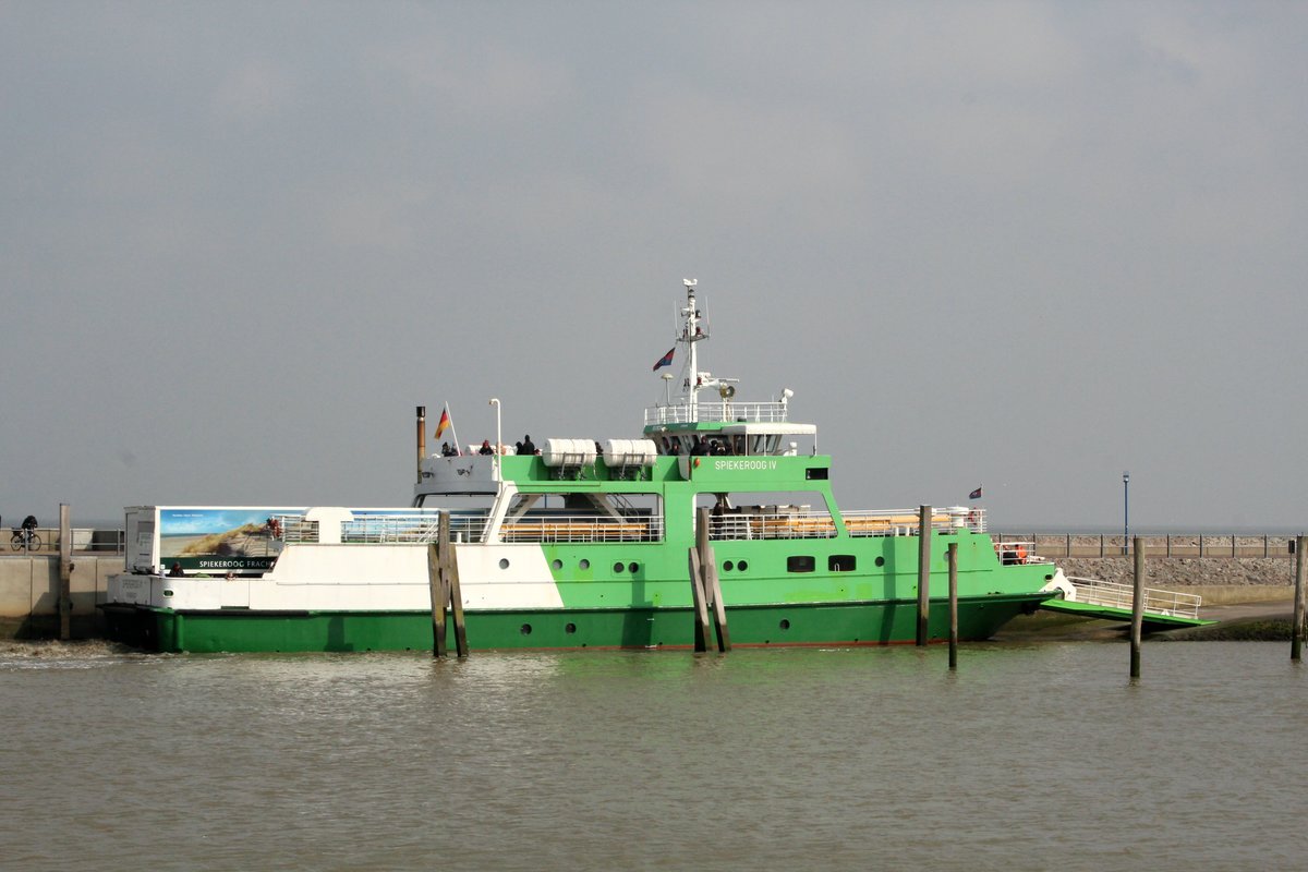 Die Spiekeroog IV hat  ihren Landungsplatz  erreicht. Hafen Neuharlingersiel am 26.03.2016.