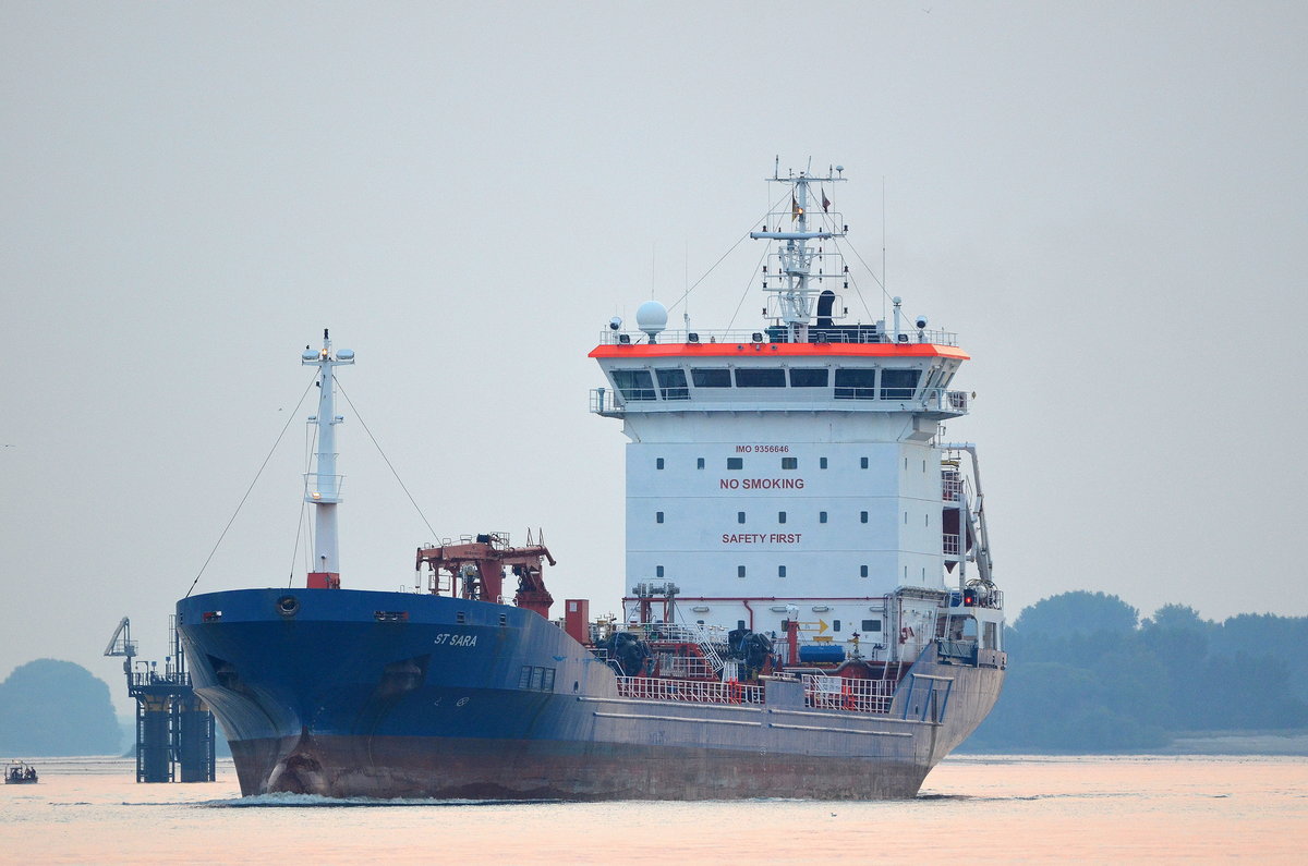 Die ST SARA IMO-Nummer:9356646 Flagge:Frankreich Länge:124.0m Breite:17.0m Baujahr:2007 Bauwerft:Adik Shipyard,Tuzla Türkei passiert einlaufend nach Hamburg am 15.08.20 den Fähranleger Teufelsbrück.