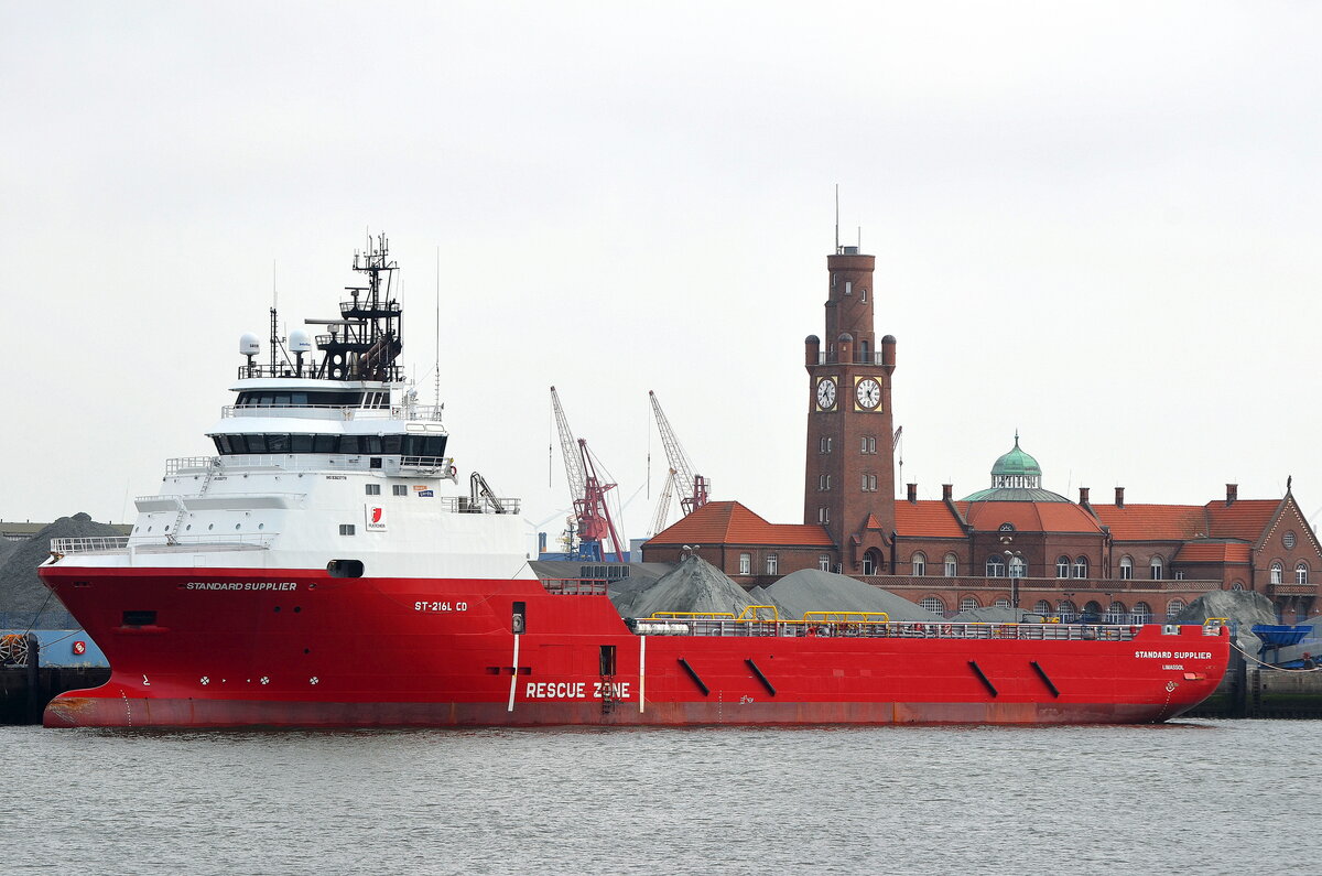 Die STANDARD SUPPLIER IMO-Nummmer:9363778 Flagge:Zypern Länge:93.0m Breite:20.0m Baujahr:2007 Bauwerft:Vard Brattvaag,Brattvåg Norwegen im Hafen von Cuxhaven festgemacht am 26.08.22
