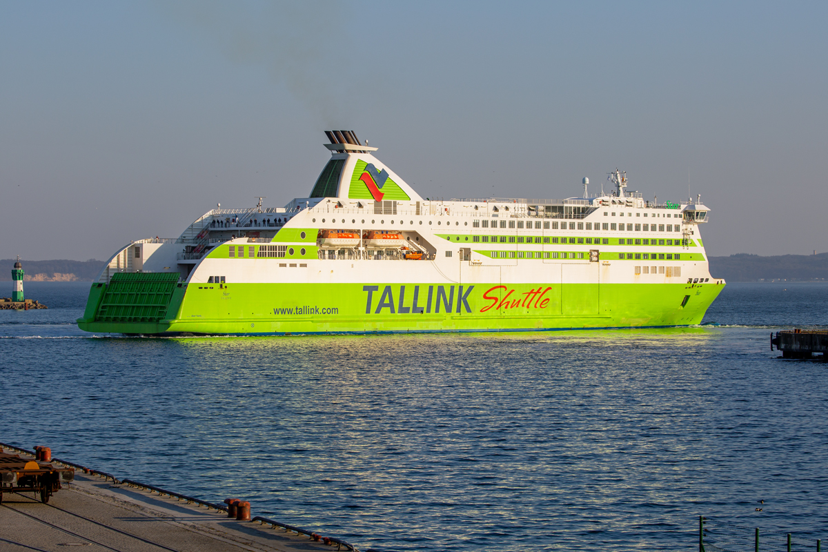 Die STAR (IMO 9364722) der estnischen Fährreederei Tallink beim Wendemanöver zum Auslaufen im Fährhafen Sassnitz Mukran. - 28.03.2020