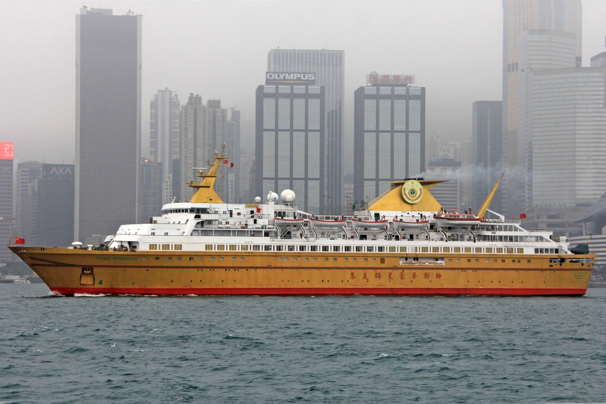 Die Starry Metropolis bei Hong Kong typischem Wetter am 14.4.2014. IMO: 7359498. Das 1976 gebaute, 156 Meter lange Schiff hatte schon mehrere Besitzer, vor allem in Russland und China.