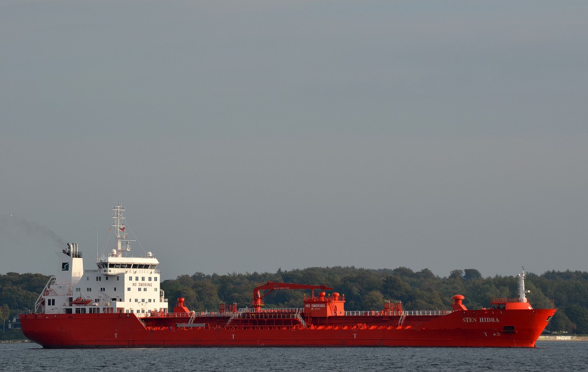 Die Sten Hidra IMO-Nummer:9358931 Flagge:Norwegen Länge:144.0m Breite:23.0m Baujahr:2007 vor Kiel Holtenau am 11.10.14