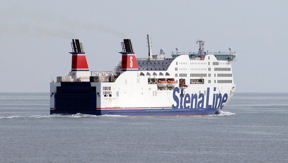 Die Stena Adventurer am 16.05.2013 bei der Ausfahrt aus der Bucht von Dublin.