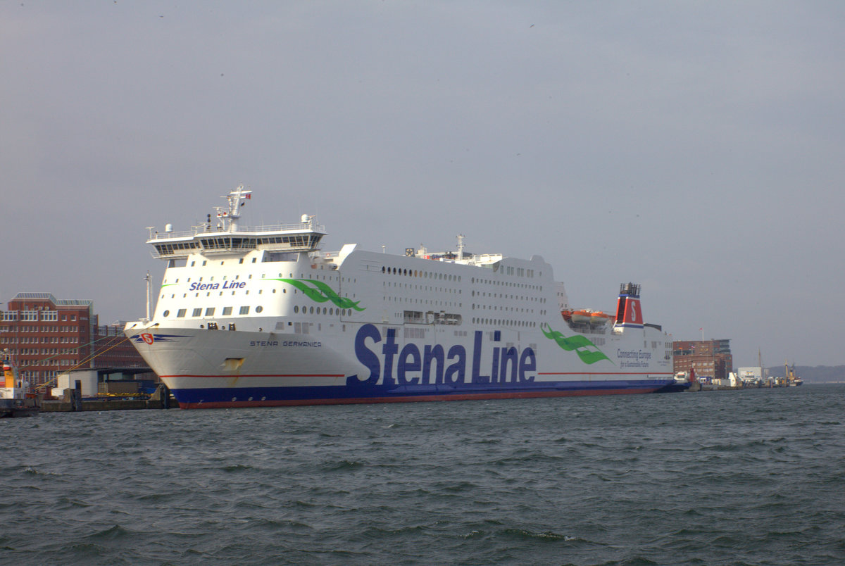 Die STENA GERMANICA wird den aus Dresden angereisten Fotoggrafen nach Göteborg bringen, gemeinsam mit dem Schwesternschiff, STENA SCANDINAVICA bedient sie die Linie Kiel-Göteborg..12.04.2018  16:53 Kiel
