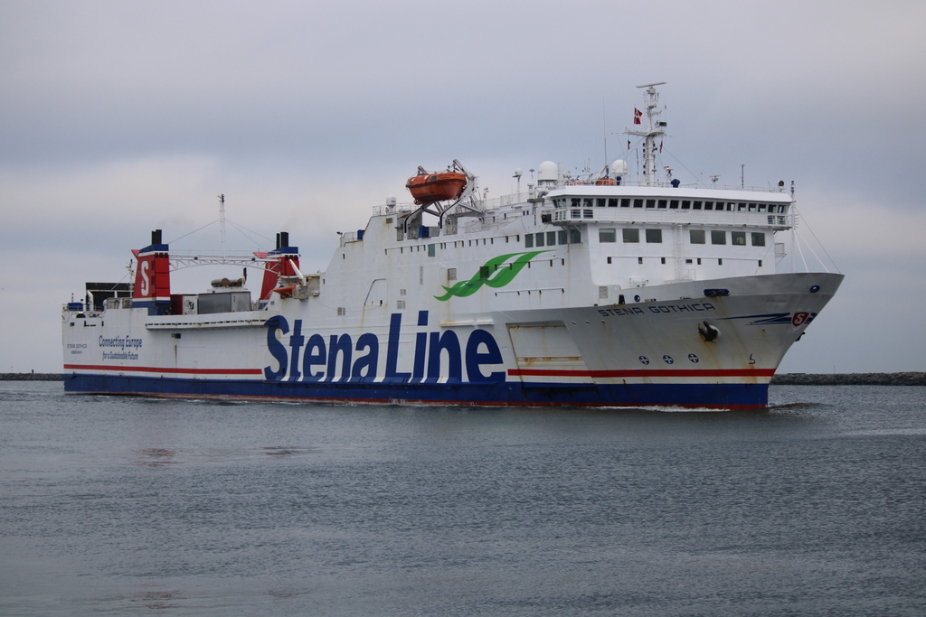 Die Stena Gothica auf dem Weg von Trelleborg nach Rostock-Überseehafen beim Einlaufen in Warnemünde.08.01.2022