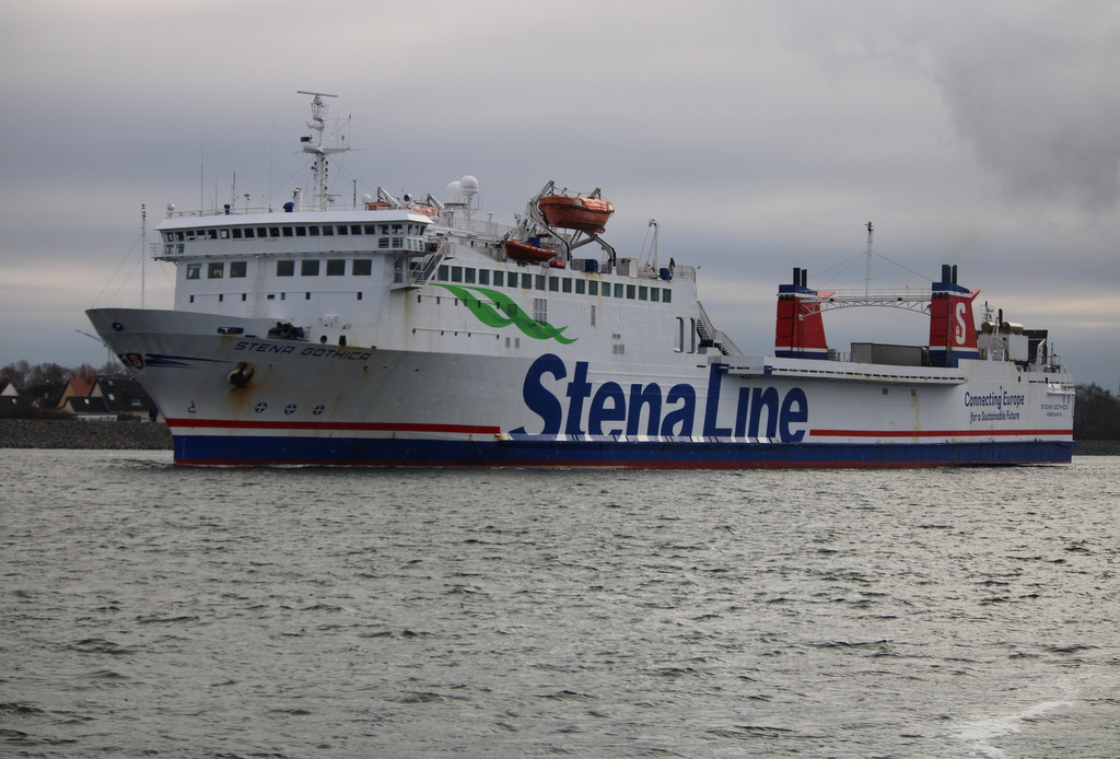 Die Stena Gothica auf dem Weg von Rostock-Überseehafen nach Trelleborg beim Auslaufen in Warnemünde.09.01.2021