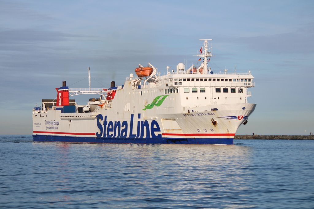 Die Stena Gothica auf dem Weg von Trelleborg nach Rostock-Überseehafen beim Einlaufen in Warnemünde.22.01.2022