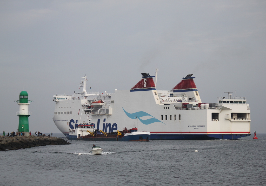 Die Stena Line Fhre Mecklenburg-Vorpommern hatte am 02.11.2014 eine 6-stndige berfahrt von Rostock-berseehafen nach Trelleborg vor sich als sie vor Warnemnde auf die Zeezand Express traf.