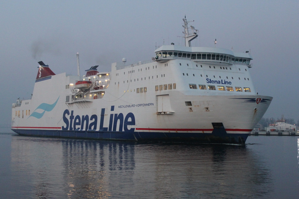 Die StenaLine Fhre Mecklenburg-Vorpommern auf ihrer berfahrt von Rostock-berseehafen nach Trelleborg beim auslaufen um 05:18 Uhr in Warnemnde.02.05.2016