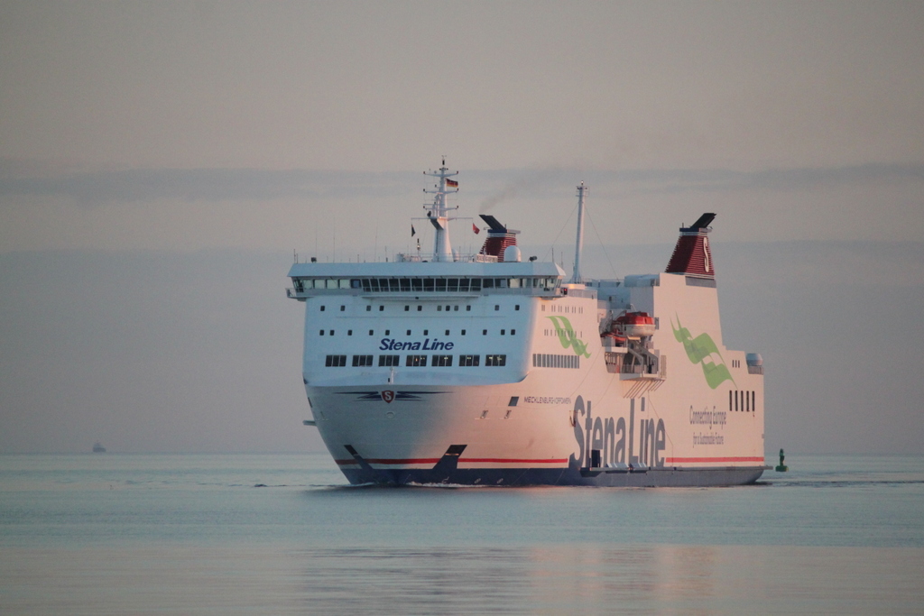 Die StenaLine Fähre Mecklenburg-Vorpommern auf Ihrem Seeweg von Trelleborg nach Rostock-Überseehafen beim Einlaufen in Warnemünde am Morgen des 19.06.2017 gegen 04:58 Uhr