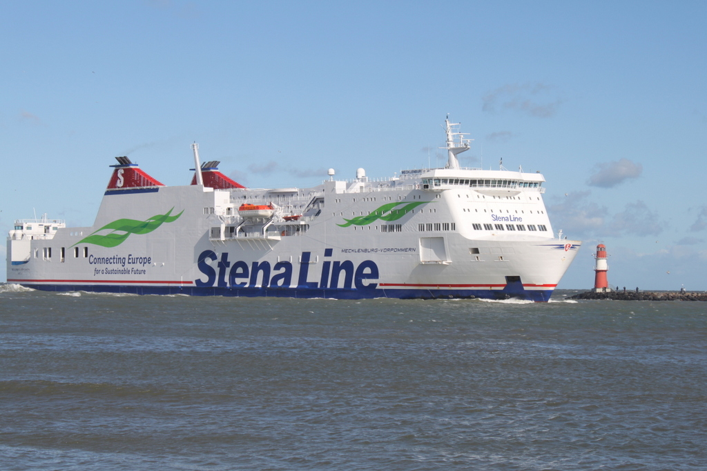 Die StenaLine Fähre Mecklenburg-Vorpommern auf dem Seeweg von Trelleborg nach Rostock-Überseehafen beim Einlaufen in Warnemünde.03.10.2018