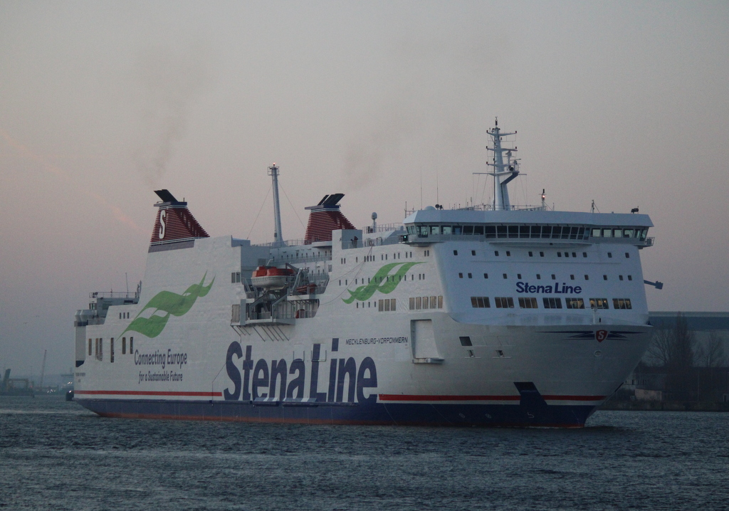 Die StenaLine Fähre Mecklenburg-Vorpommern auf ihrem Seeweg von Rostock-Überseehafen nach Trelleborg beim Auslaufen in Warnemünde am Morgen des 08.02.2020 um 07:44 Uhr