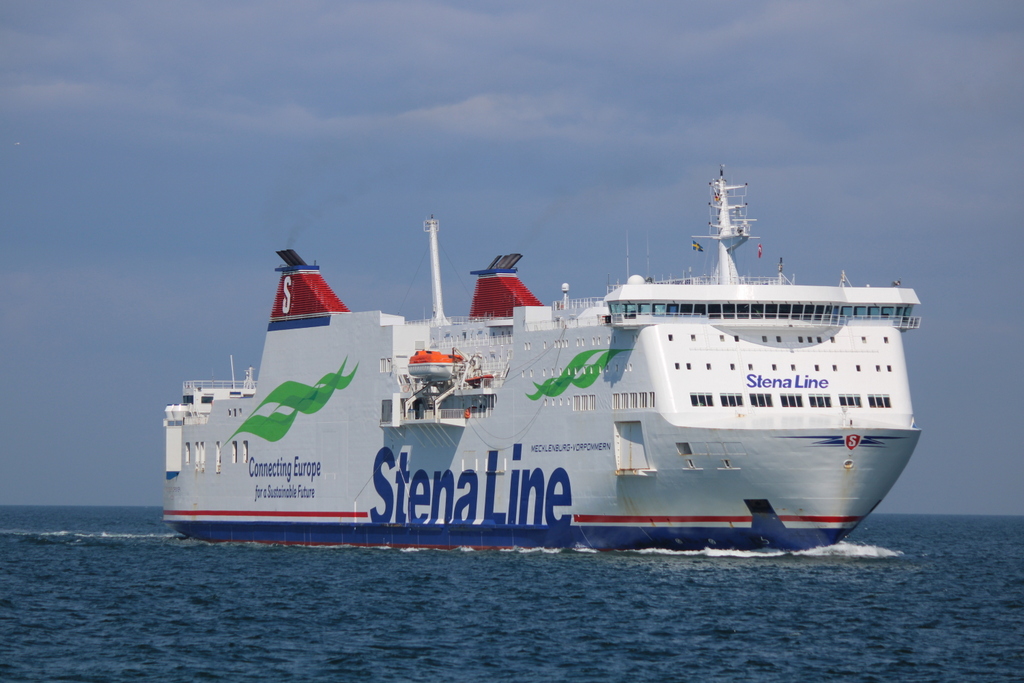 Die StenaLine Fähre MECKLENBURG-VORPOMMERN auf ihrem Seeweg von Trelleborg nach Rostock-Überseehafen beim Einlaufen in Warnemünde.24.04.2021