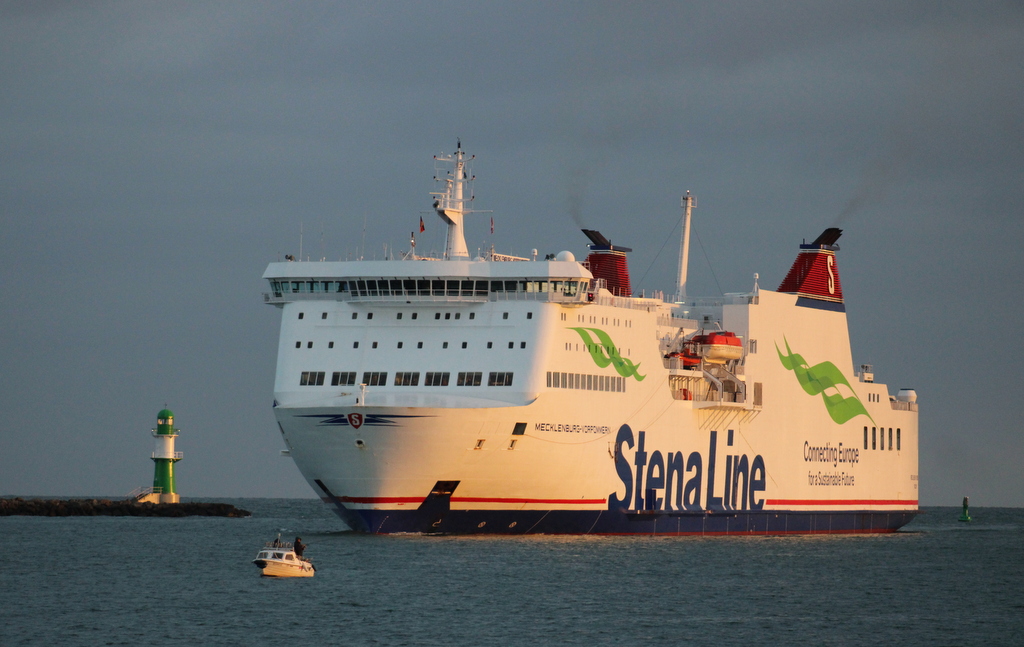Die StenaLine Fähre Mecklenburg-Vorpommern auf dem Seeweg von Trelleorg nach Rostock beim Einlaufen am Morgen des 18.05.2023 um 05.31 Uhr in Warnemünde