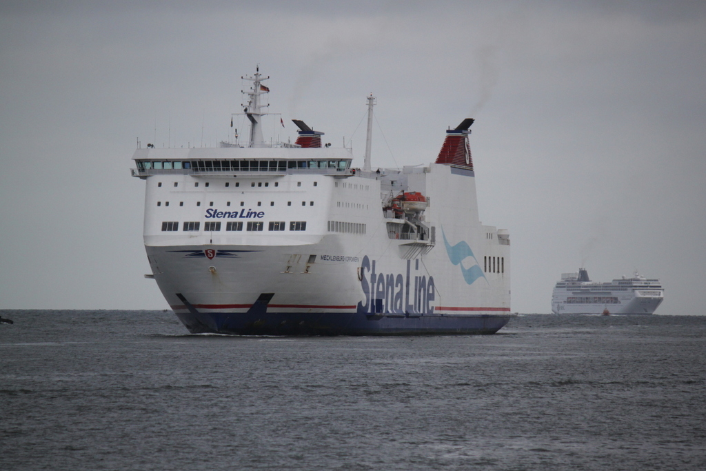 Die StenaLine Fhre Mecklenburg-Vorpommern beim Einlaufen in Warnemnde im Hintergrund kam die MSC Sinfonia rein.24.05.2015