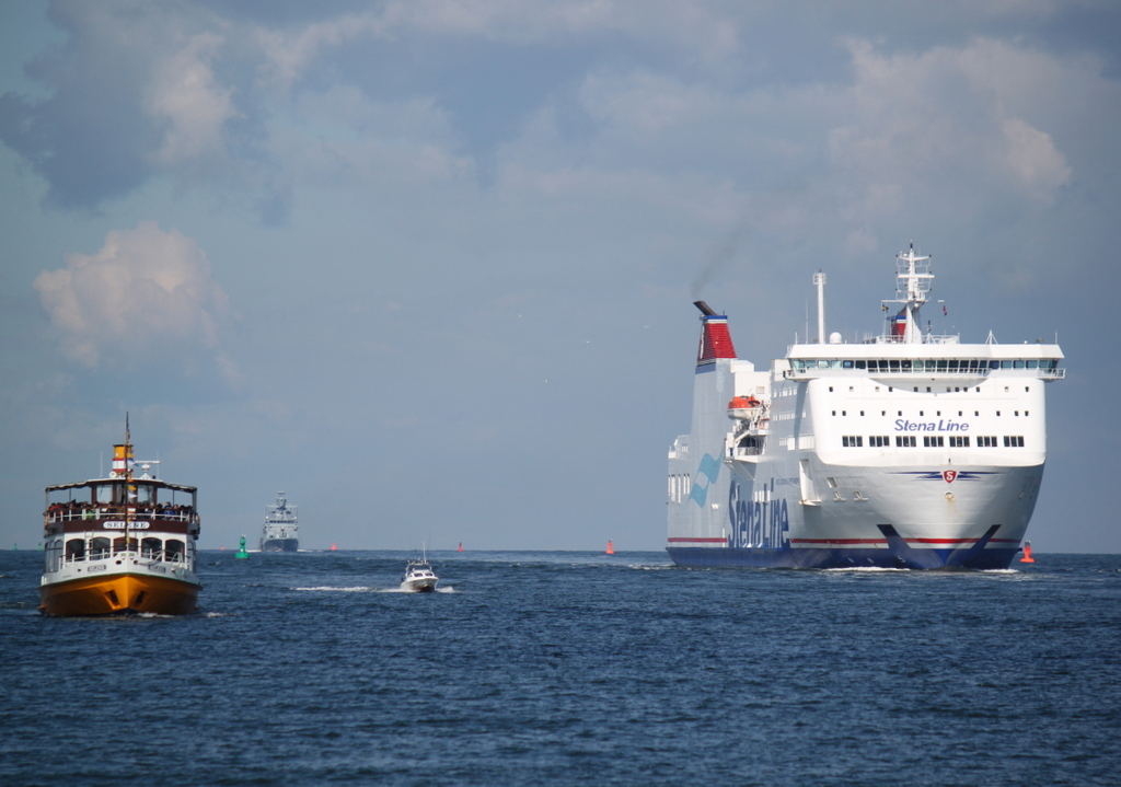 Die StenaLine Fhre Mecklenburg-Vorpommern hatte ihre 6-Stndige berfahrt von Trelleborg nach Rostock-Seehafen fast geschafft als sie gegen 13.06 Uhr in Warnemnde einlief.04.04.2015