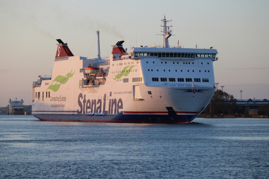 Die StenaLine Fähre Mecklenburg-Vorpommern(Heimathafen Trelleborg)auf ihrem Seeweg von Rostock-Überseehafen nach Trelleborg beim Auslaufen am Morgen des 12.02.2022 in Warnemünde.