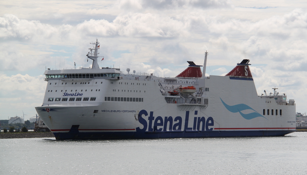 die StenaLine Fähre MS Mecklenburg-Vorpommern auf ihrer 6 stündigen Überfahrt von Rostock-Überseehafen nach Trelleborg bei Auslaufen in Warnemünde.07.08.2016