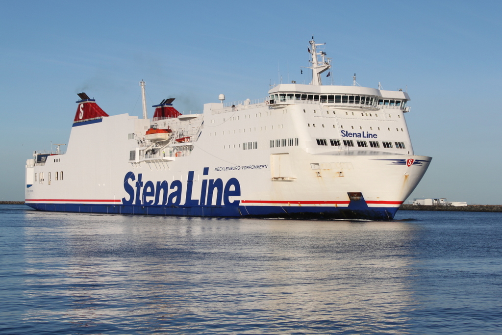 Die StenaLine Fähre MS Mecklenburg-Vorpommern auf ihrer 6 stündigen Überfahrt von Trelleborg nach Rostock-Überseehafen beim Einlaufen in Warnemünde.03.12.2016