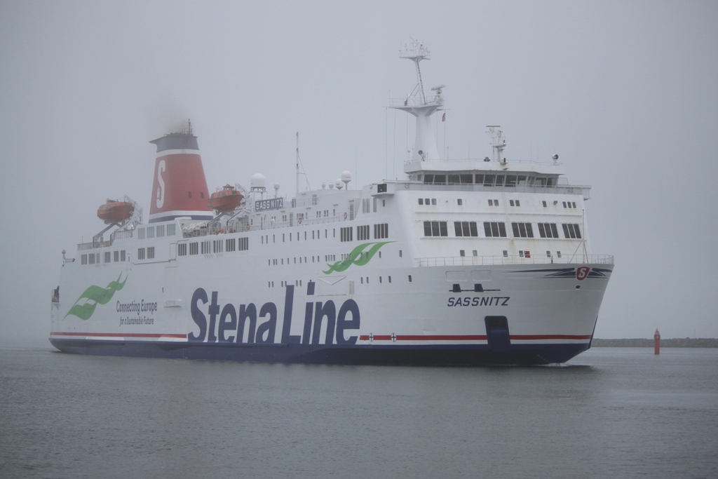 Die StenaLine Fähre MS Sassnitz auf ihrem Seeweg von Trelleborg nach Rostock-Überseehafen beim Einlaufen in Warnemünde.19.01.2019