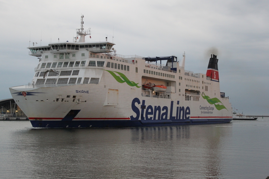 Die StenaLine Fähre Skane auf ihrer 6-stündigen Überfahrt von Trelleborg nach Rostock-Überseehafen beim Einlaufen in Warnemünde gegen 05:35 Uhr inklusive Möwe in Warnemünde.16.06.2018 