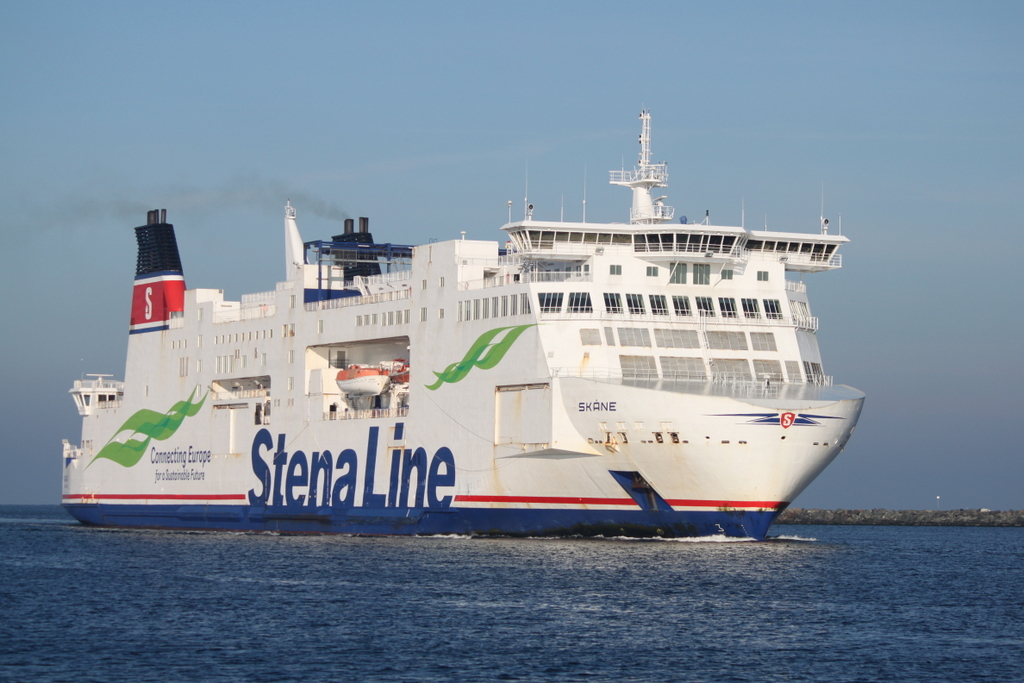 Die StenaLine Fähre Skane auf dem Seeweg von Trelleborg nach Rostock-Überseehafen beim Einlaufen in Warnemünde.17.11.2018