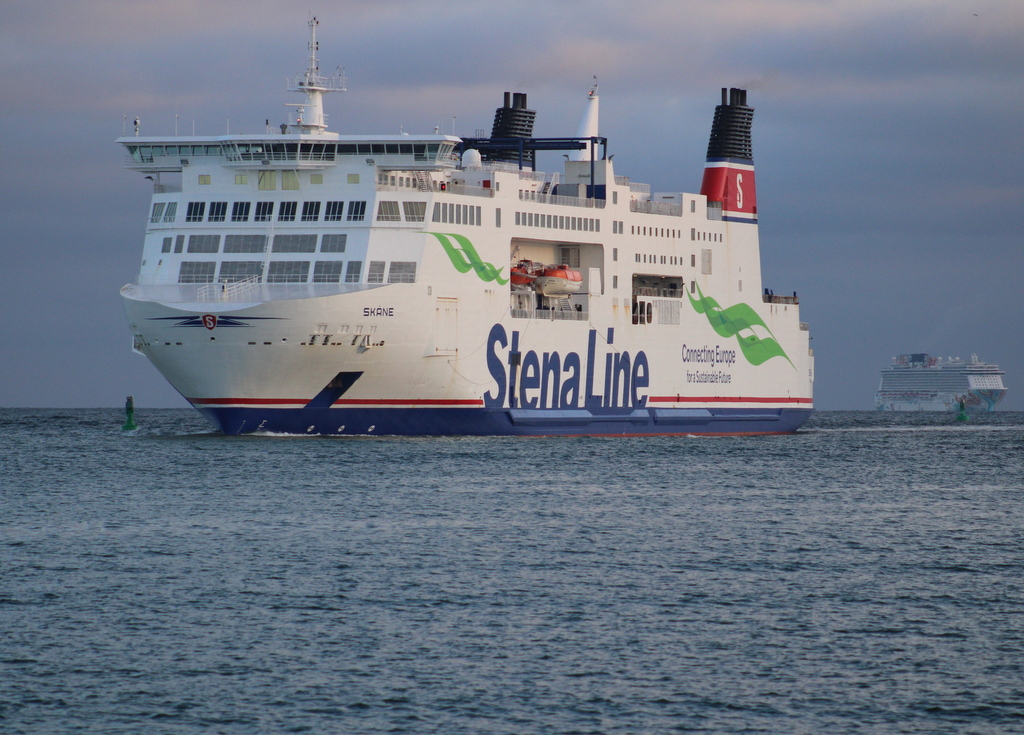 Die StenaLine Fähre Skane auf dem Seeweg von Trelleborg nach Rostock beim Einlaufen um 05:27 Uhr in Warnemünde,weiter hinten kam schon die Norwegian Getaway.03.06.2022