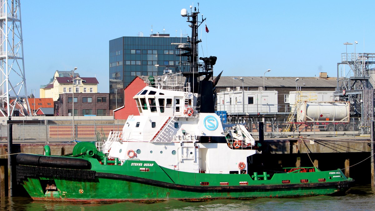 Die Stevns Ocean am 04.03.2013 im Hafen von Cuxhaven.