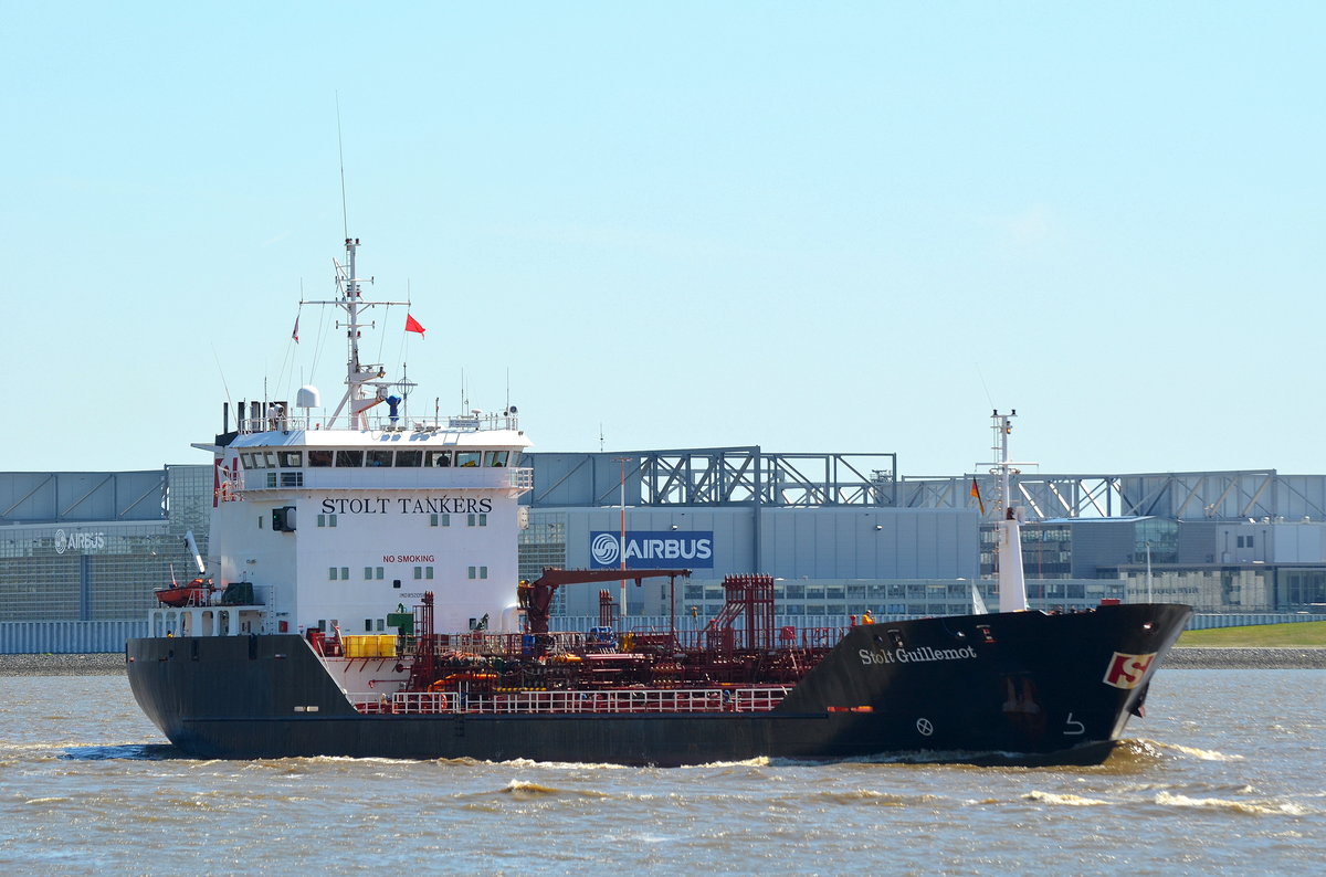 Die Stolt Guillemot IMO-Nummer:8920581 Flagge:Großbritannien Länge:96.0m Breite:15.0m Baujahr:1993 Bauwerft:Aarhus Flydedok,Aarhus Dänemark am 05.05.16 auslaufend aus Hamburg vor Blankenese.