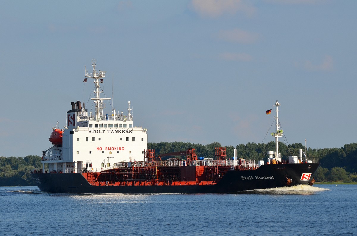 Die Stolt Kestrel IMO-Nummer:9009528 Flagge:Kaimaninseln Lnge:100.0m Breite:17.0m Baujahr:1992 Bauwerft:Fukuoka Shipbuilding,Fukuoka Japan auslaufend aus Hamburg bei Schulau Wedel am 11.08.13