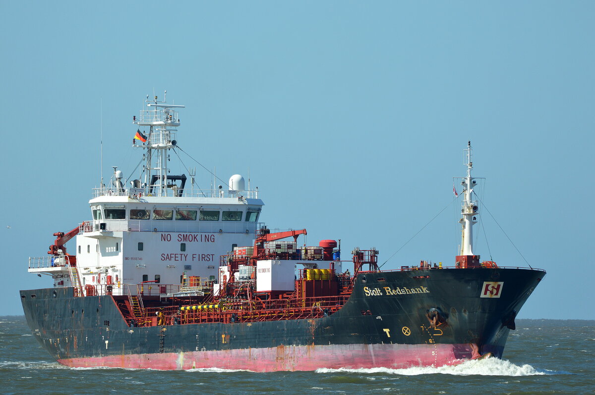 Die STOLT REDSHANK ,�l und Chemikalientanker, IMO-Nummer:9566746 Flagge:Gro�britannien L�nge:90.0m Breite:16.0m Baujahr:2011 vor der Alten Liebe Cuxhaven am 25.06.26