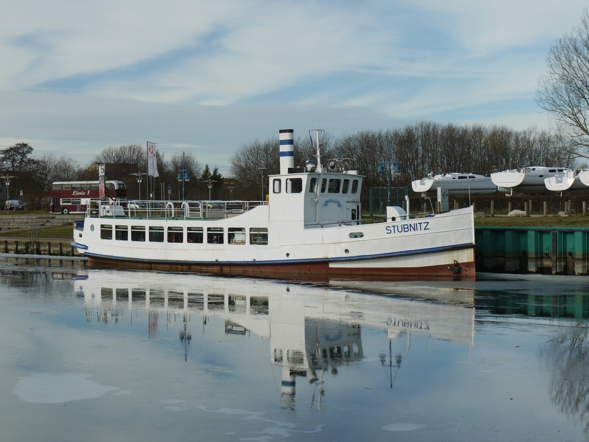 Die STUBNITZ (ex STEGLITZ) Baujahr 1905 Bauwerft: Stettiner Oderwerke AG, Stettin, Länge: 27,45 m Breite: 5,73 m Tiefgang: 1,50 m , 2 x 80 PS auf dem Ryck in Greifswald; 08.02.2014
